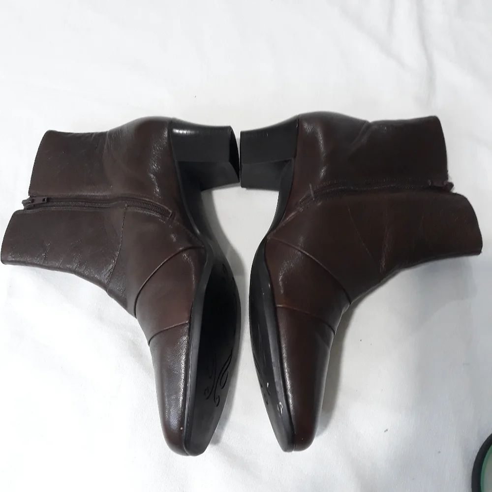 Munro American Leather Brown Ankle Boots Zippered Size 11 M